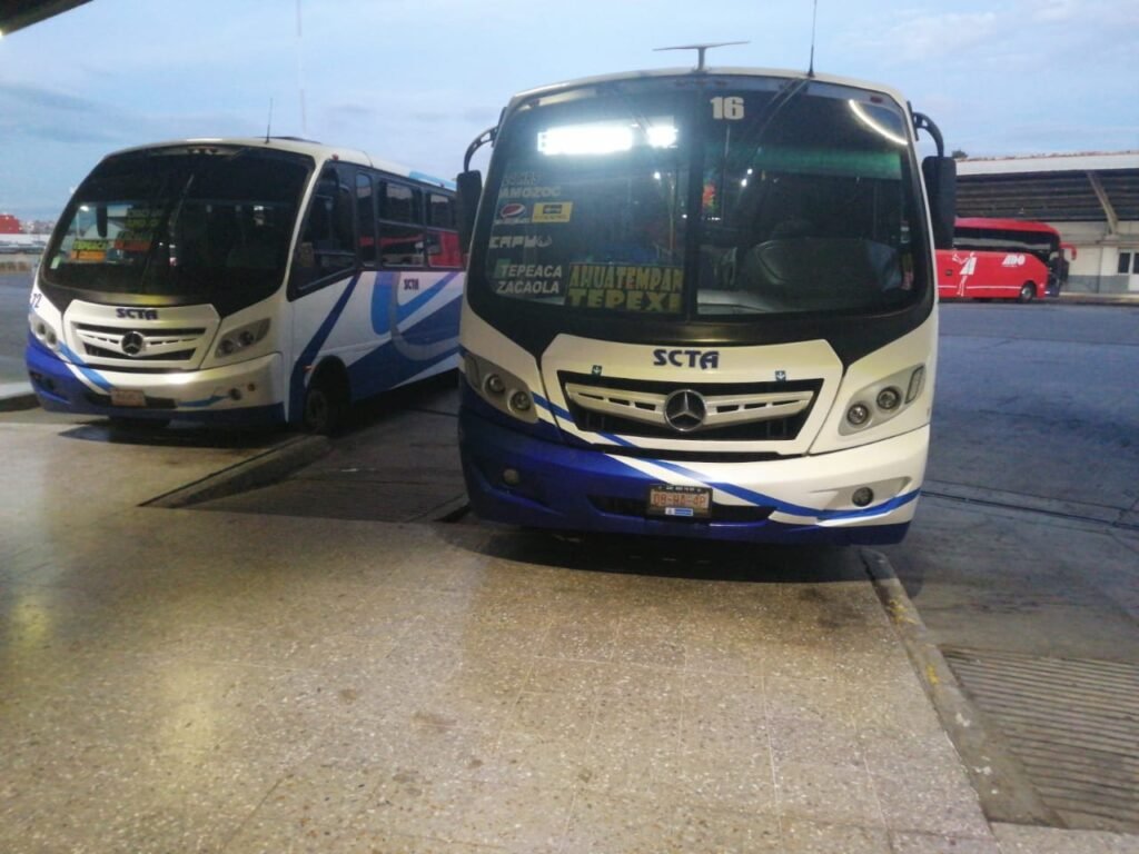 Qué horarios y rutas ofrecen los autobuses a Tehuacán, Puebla 1 autobus en ruta hacia tehuacan puebla