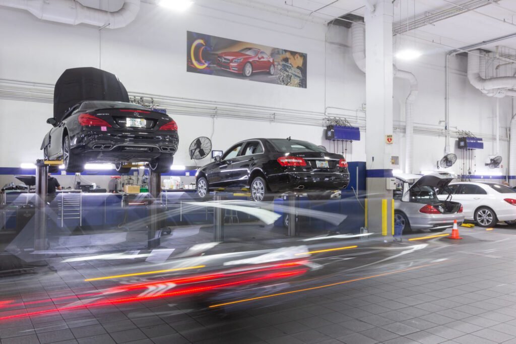 Qué servicios ofrece Mercedes Benz Star Patria en México 1 autos mercedes benz en un taller moderno