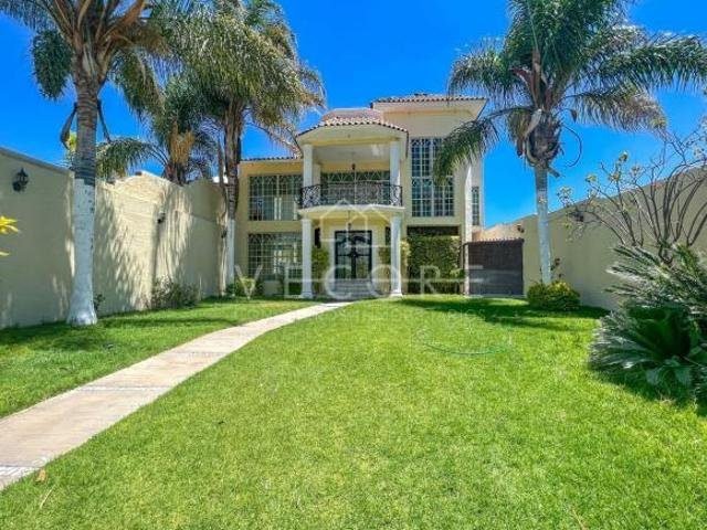 Qué servicios ofrece Nova Casa en La Piedad para tus proyectos 1 casa moderna con jardin en la piedad