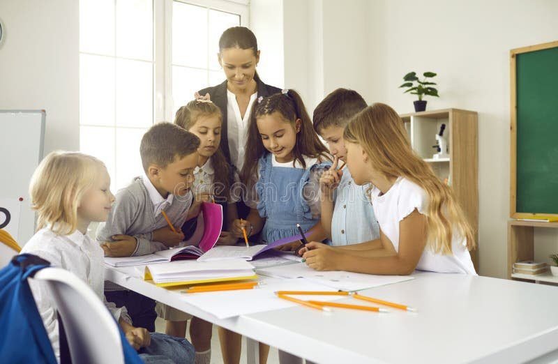 Qué ofrece Quick Learning en Plaza del Sol para aprender rápido 1 estudiantes felices en un aula moderna