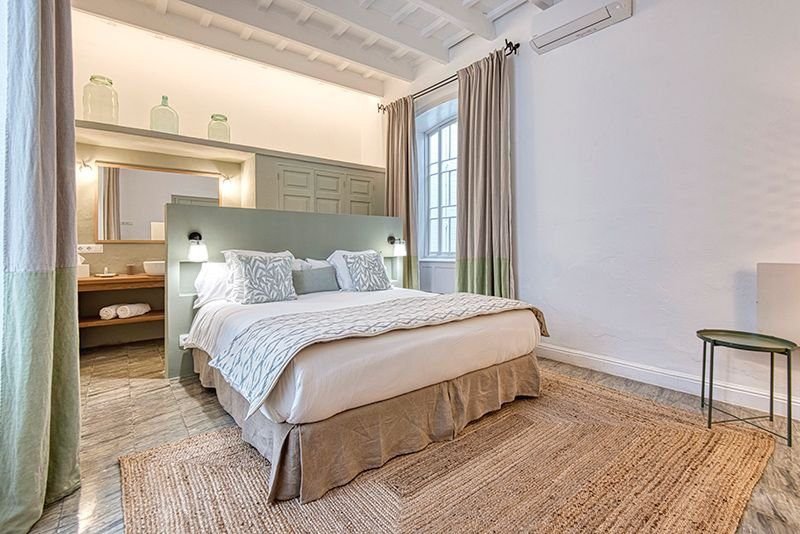 Qué servicios ofrece el Motel Urban Villas & Suites en México 1 habitacion elegante en un motel moderno