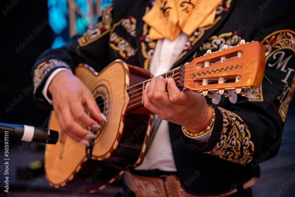 mariachi tocando en una fiesta