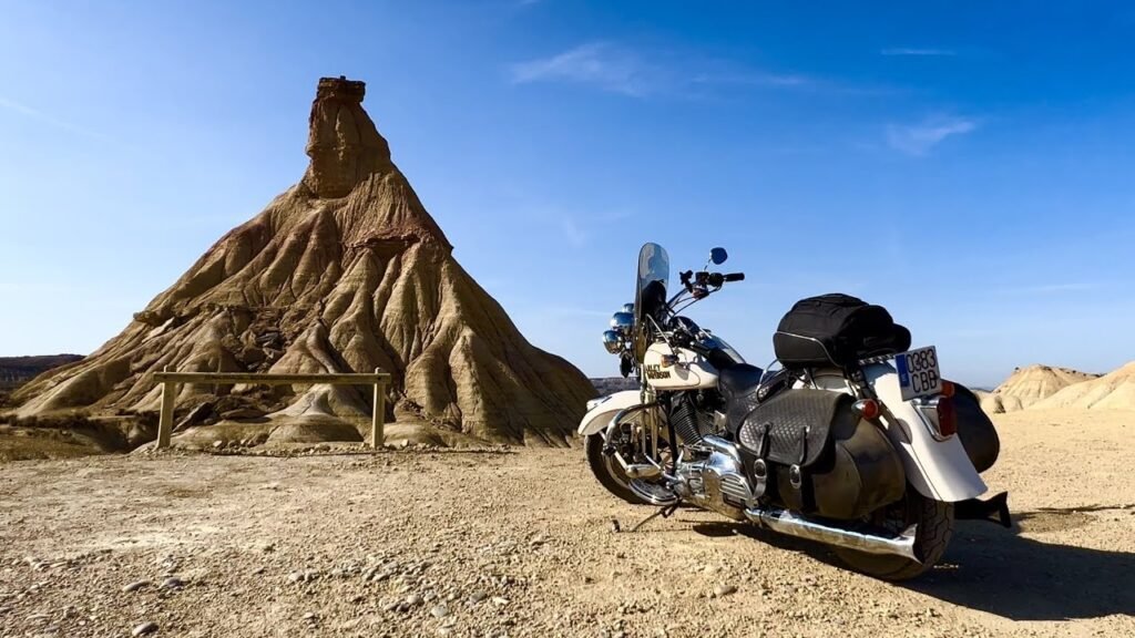 motocicleta harley davidson en paisaje desertico
