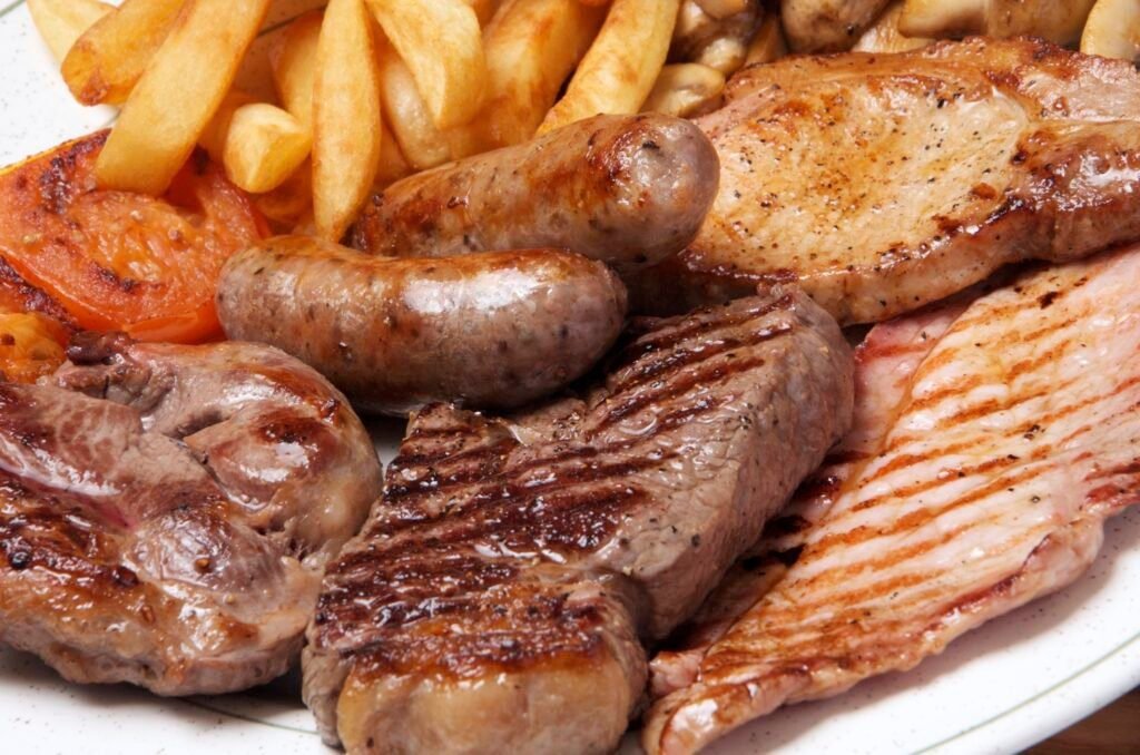 Qué ofrece Sirloin Stockade en Linda Vista y cómo es su menú 1 plato variado de carne a la parrilla