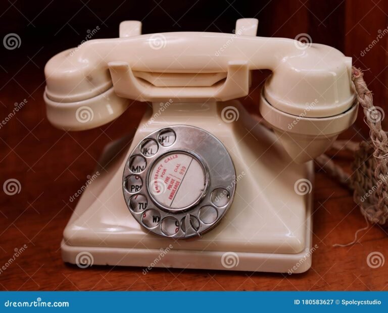 Cómo puedo contactar al padrón y licencias de Guadalajara por teléfono 21 telefono antiguo sobre un escritorio